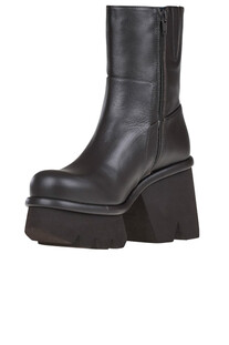 Hanne boots Paloma Barcelò