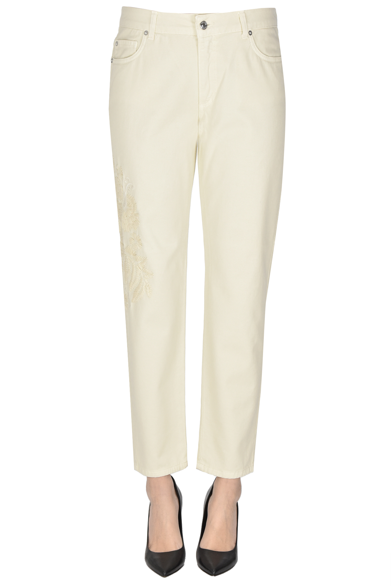 Jeans con ricami floreali